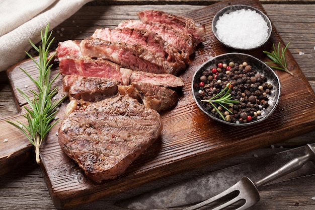 Gegrilltes Rindersteak mit Gewürzen