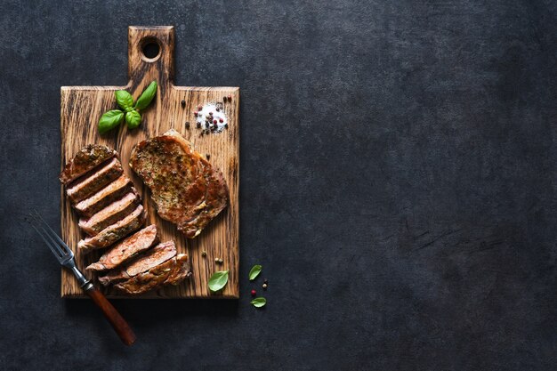 Gegrilltes Rindersteak mit Kräutern und Gewürzen. Draufsicht mit Platz zum Kopieren von Text