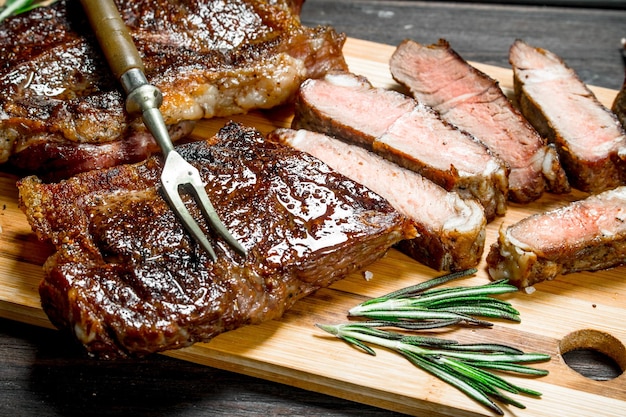 Gegrilltes Rindersteak mit Kräutern und Gewürzen