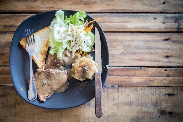 gegrilltes Rindersteak mit Salat