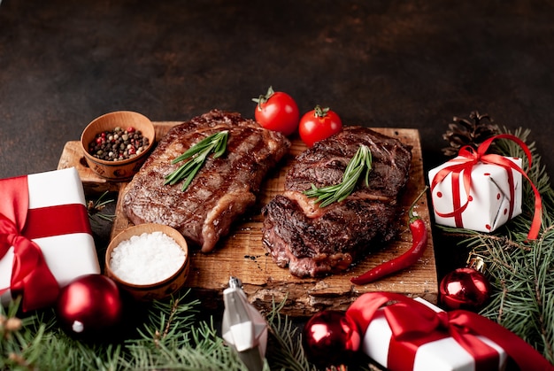 gegrilltes Rindersteak Ribeye und Geschenke für Weihnachten