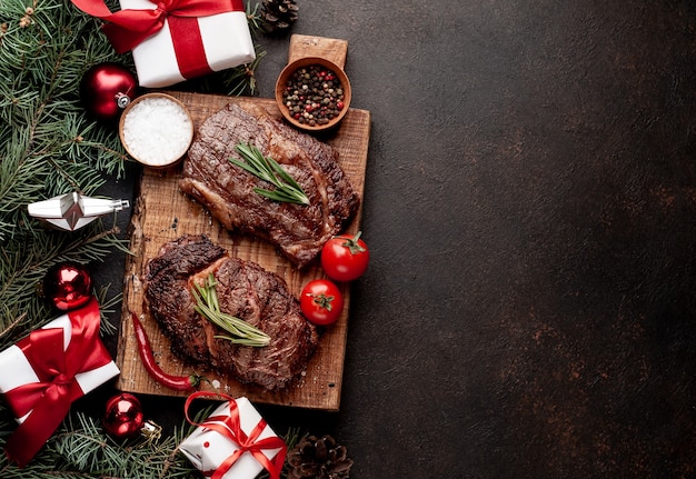 gegrilltes Rindersteak Ribeye und Geschenke für Weihnachten