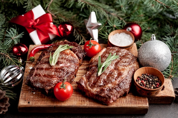 gegrilltes Rindersteak Ribeye und Geschenke für Weihnachten