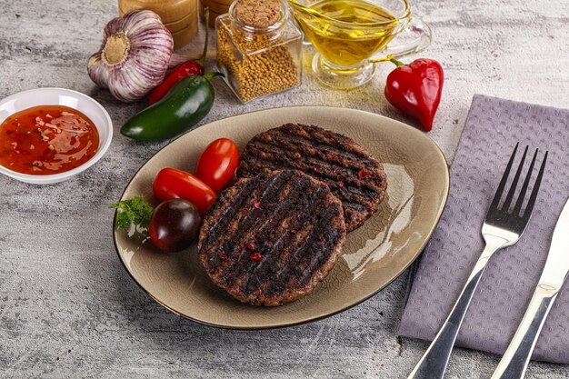 Gegrilltes Rindfleisch-Burger-Kotelet mit Soße