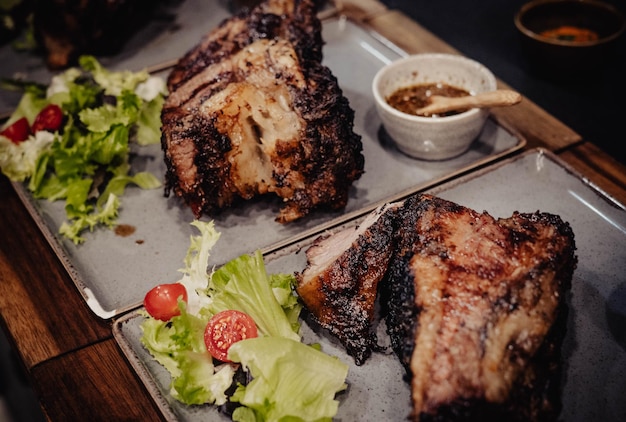 Gegrilltes Rindfleisch von ausgezeichneter Qualität in einem schicken Restaurant.