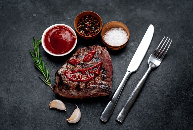 Gegrilltes Rindfleischmonstersteak mit Gewürzen auf Steinmauer