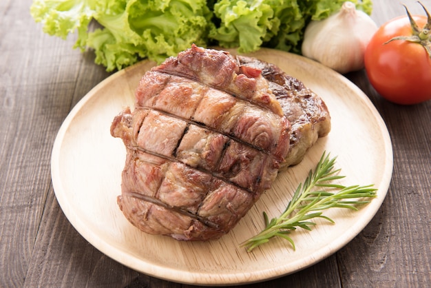 Gegrilltes Rindfleischsteak und -gemüse auf einem Holztisch