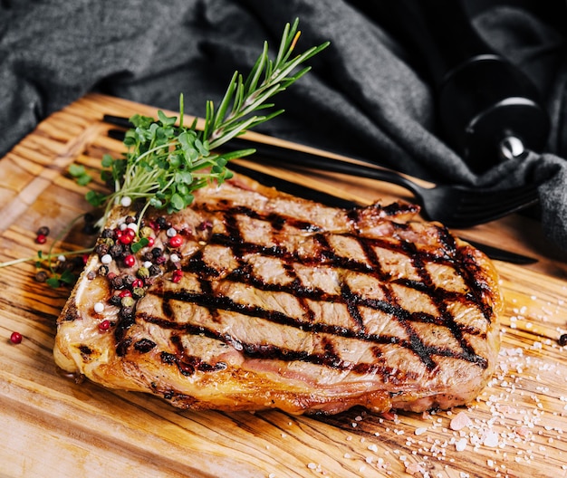 Gegrilltes Roastbeef in Scheiben geschnittenes Steak auf Schneidebrett