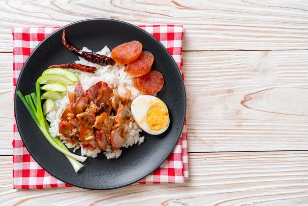 Gegrilltes rotes Schweinefleisch in Soße auf Reis