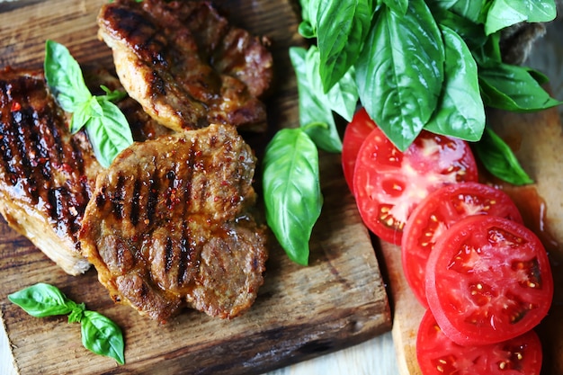 Gegrilltes saftiges Steak auf einem Holzbrett