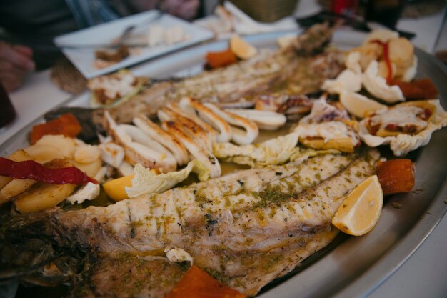 Gegrilltes Sama und Tintenfisch mit Kartoffeln, Kürbis und verschiedenem Gemüse nach marokkanischer Art. Hochwertiges p