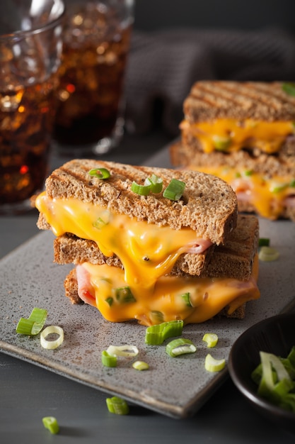 Gegrilltes Schinken-Käse-Sandwich