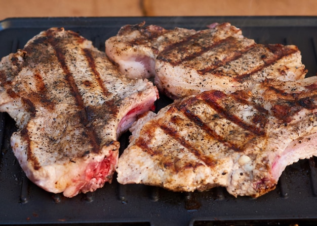 Gegrilltes Schweinefilet auf den Rippen