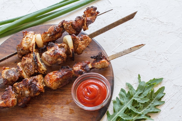 Gegrilltes Schweinefleisch am Spieß gebraten auf dem Grill und Gemüse