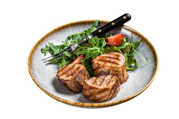 Gegrilltes Schweinefleisch Medaillons Steaks Filet mit Salat auf dem Teller Isoliert auf weißem Hintergrund Top-View