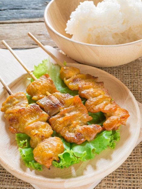 Gegrilltes Schweinefleisch mit Stockreis das Lieblingsfastessen in Thailand.