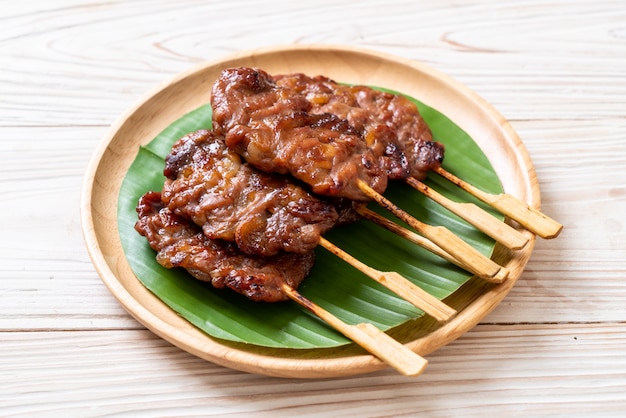 gegrilltes Schweinefleischspieß mit weißem Klebreis