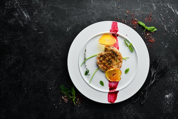 Gegrilltes Schweinesteak auf einem Teller Speisen Essen Draufsicht Freier Platz für Ihren Text