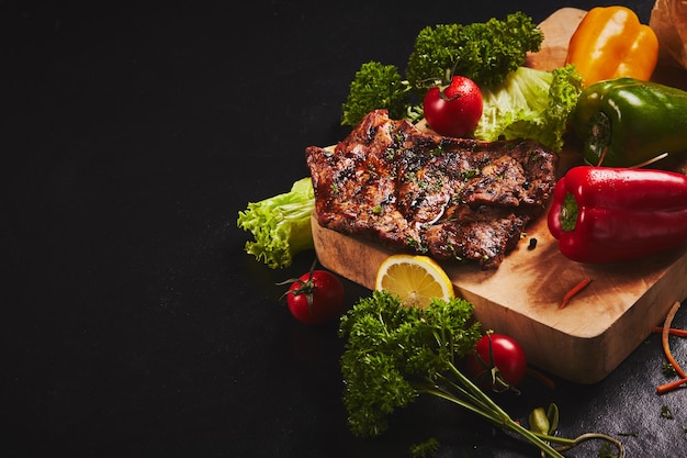 Gegrilltes Schweinesteak mit gemischtem Gemüse