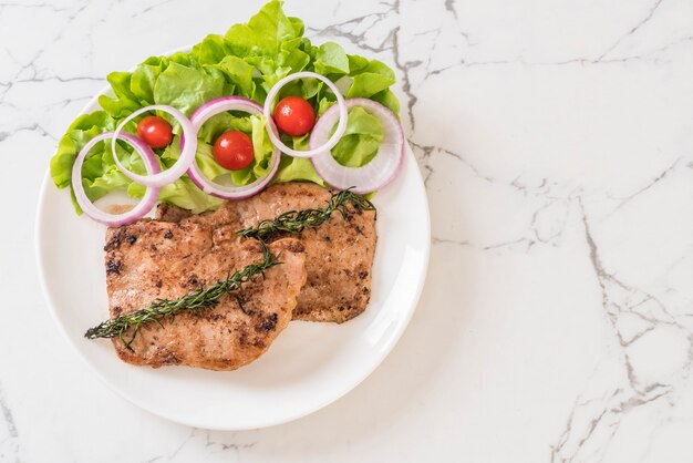 gegrilltes Schweinesteak mit Gemüse