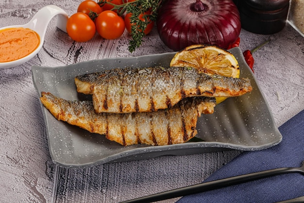 Gegrilltes Seebassfilet mit Zitrone