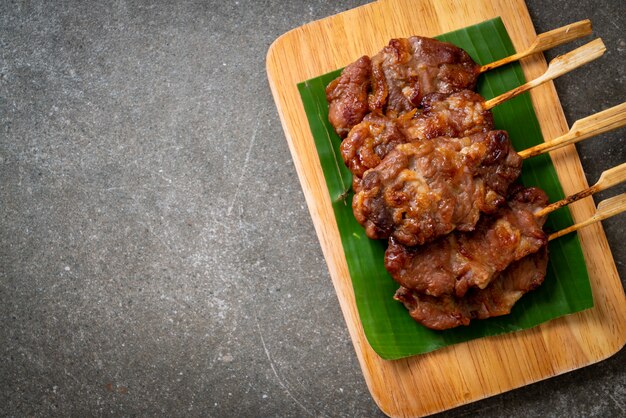 gegrilltes Spießmilchschweinefleisch mit weißem klebrigem Reis