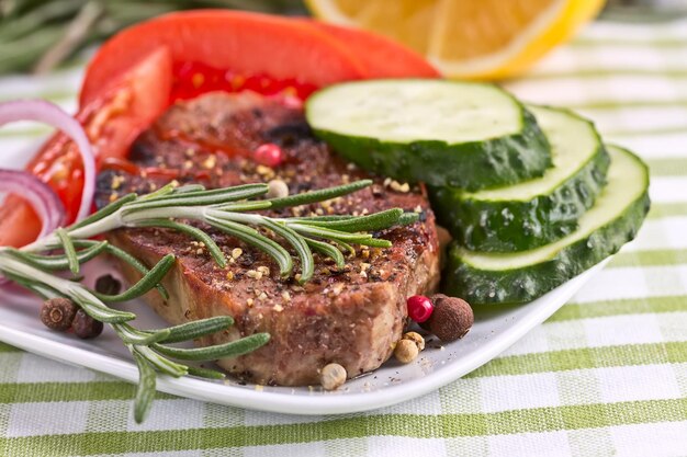 Gegrilltes Steak Met mit Rosmarin und Gemüse Barbecue