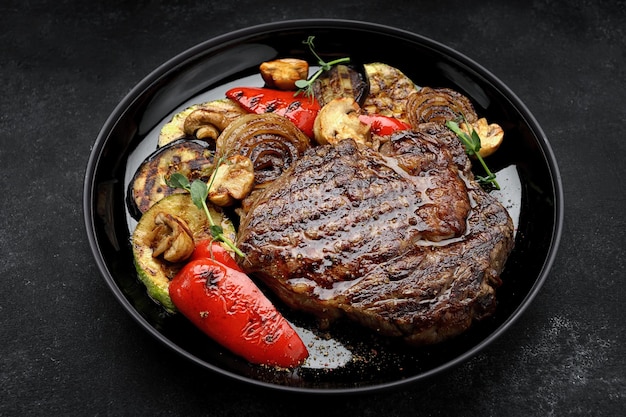 Gegrilltes Steak mit gebackenem Gemüse und Pilzen