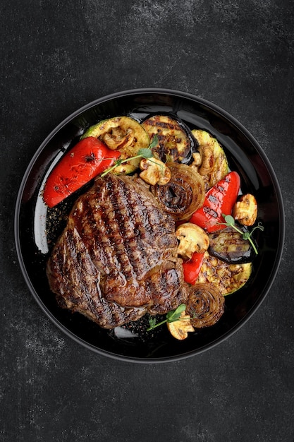 Gegrilltes Steak mit gebackenem Gemüse und Pilzen