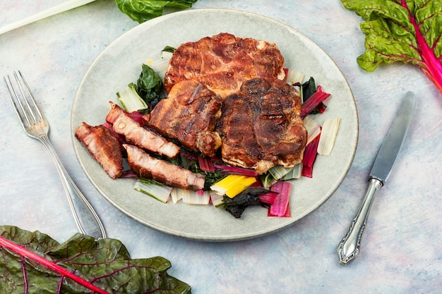 Gegrilltes Steak mit grünem Salat