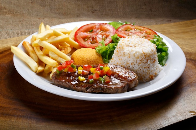 Gegrilltes Steak mit Kartoffelreis und Gemüse