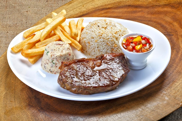 Gegrilltes Steak mit Kartoffelreis und Gemüse