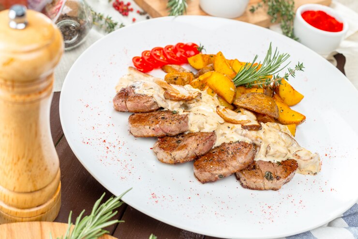 Foto gegrilltes steak mit kartoffelspalten