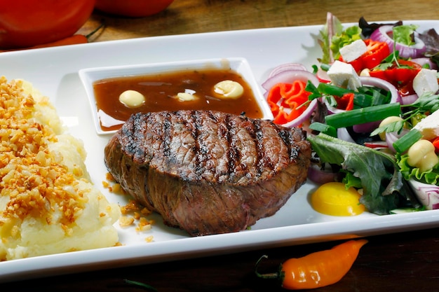 gegrilltes Steak mit Salat und Kartoffeln