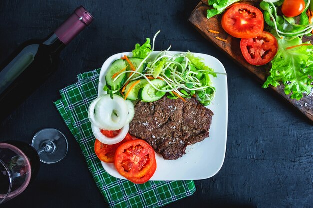 Gegrilltes Steak und Rotwein auf dem Tisch