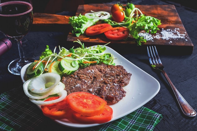 Gegrilltes Steak und Rotwein auf dem Tisch