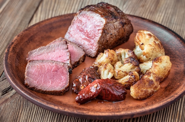 Gegrilltes Streifensteak garniert mit Blumenkohl und Chipotle-Paprika