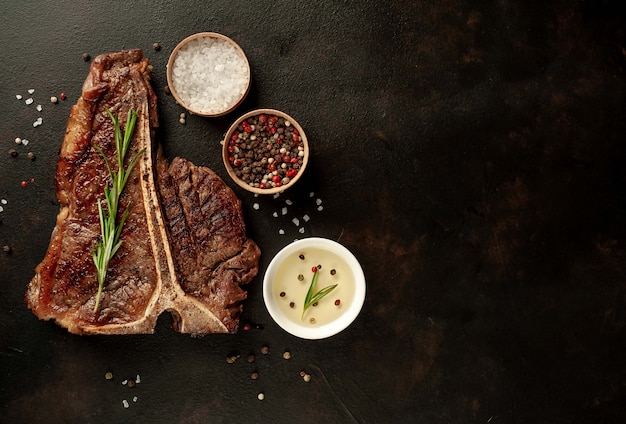 Gegrilltes T-Bone-Steak auf einem Steintisch. Mit Kopierplatz für Ihren Text.