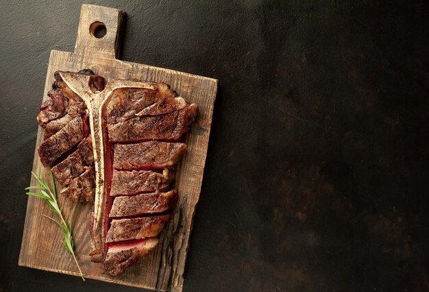 Gegrilltes T-Bone-Steak auf einem Steintisch. Mit Kopierplatz für Ihren Text.