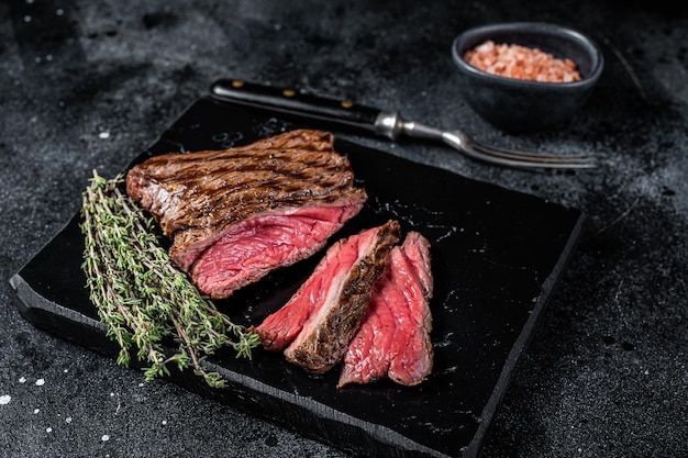 Gegrilltes Wildhirschsteak mit Thymian und Salz Wildfleisch Schwarzer Hintergrund Ansicht von oben