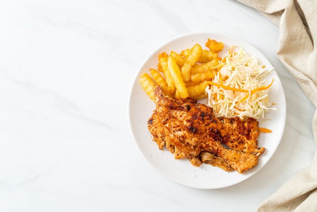 gegrilltes würziges Barbecue Chicken Steak mit Pommes frites