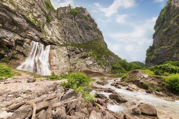 Gegsky-Wasserfall im Wald, Abchasien?