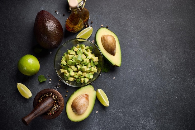 Gehackte Avocado in einer Glasschüssel und Avocado-Hälften