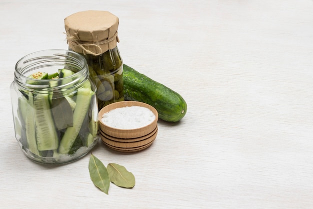 Gehackte Gurken im Glas, Salz. Gurken in Dosen, hausgemachte Fermentationsprodukte. Speicherplatz kopieren