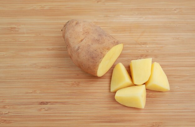 Gehackte Kartoffeln auf Holzbrett.