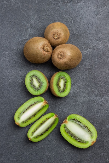 Gehackte kiwi-beeren. drei ganze kiwis. draufsicht