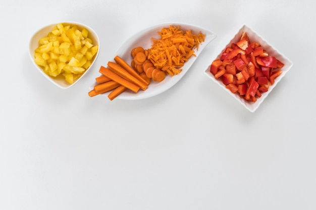 Gehackte Paprika und Karotten geschnitten