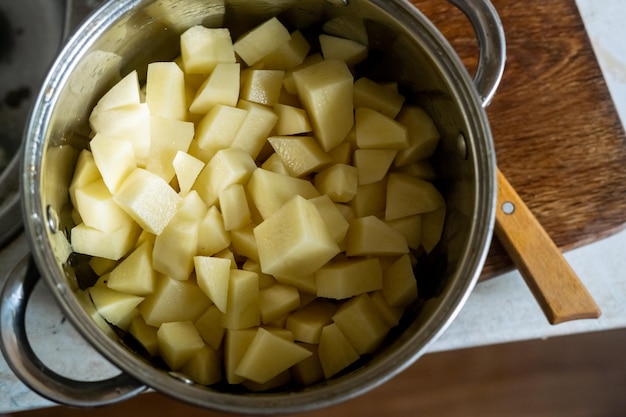 Gehackte rohe Kartoffeln in einer Schüssel Kochen von gekochten Kartoffeln