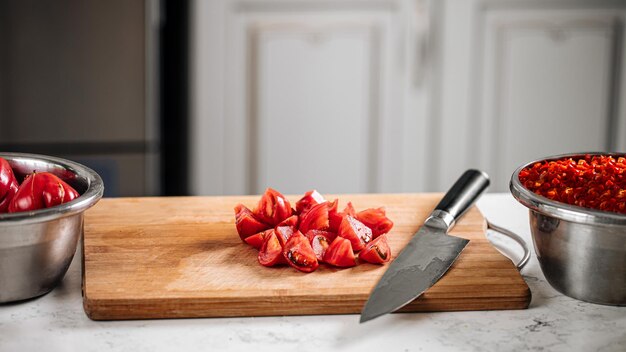 Gehackte Tomaten auf dem Schneidbrett