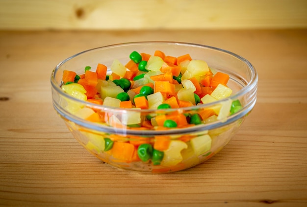 Gehackte Zutaten für russischen Salat